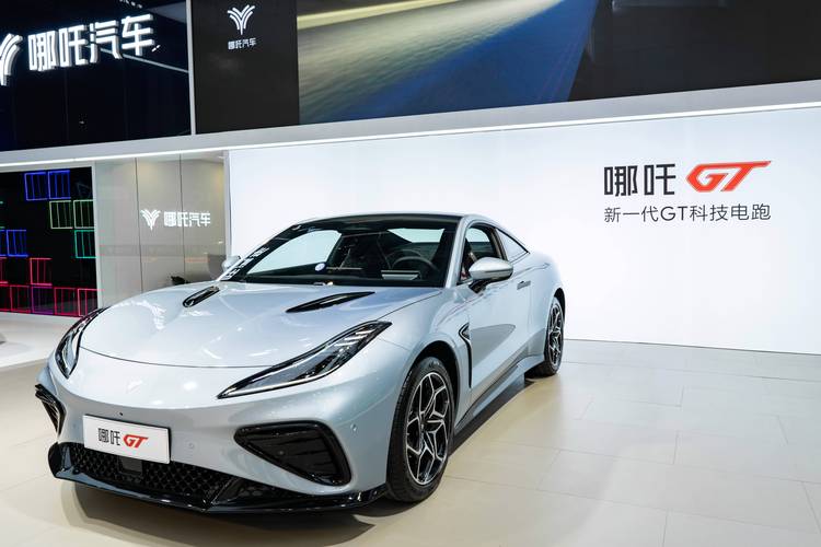 重庆168哪吒汽车在智能汽车领域的表现，领途汽车在新能源汽车市场中的影响力